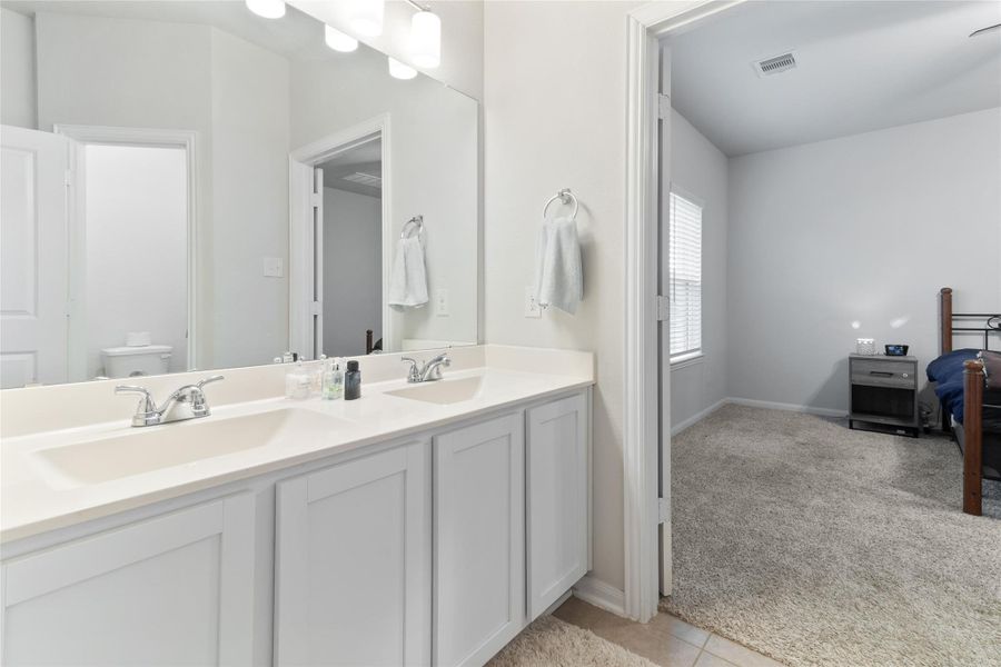 Discover a spacious main bathroom that offers unparalleled comfort and luxury. Discover a spacious main bathroom that offers unparalleled comfort and luxury.