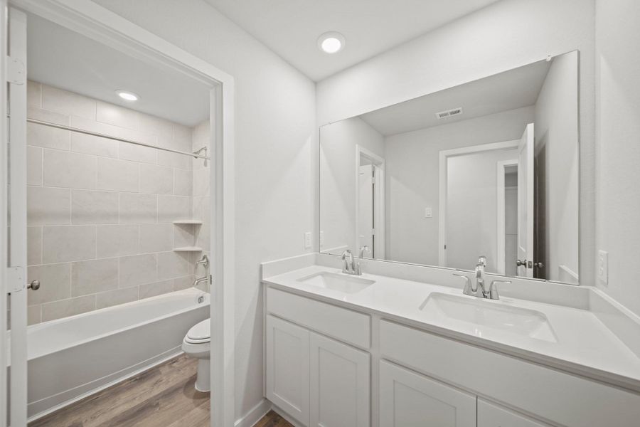 Furnished interior view inside a new home in Valor Park, Bay City (Image 11).