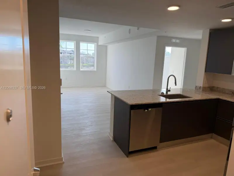 Spacious, unfurnished interior of a new home in , Orlando (Image 7).