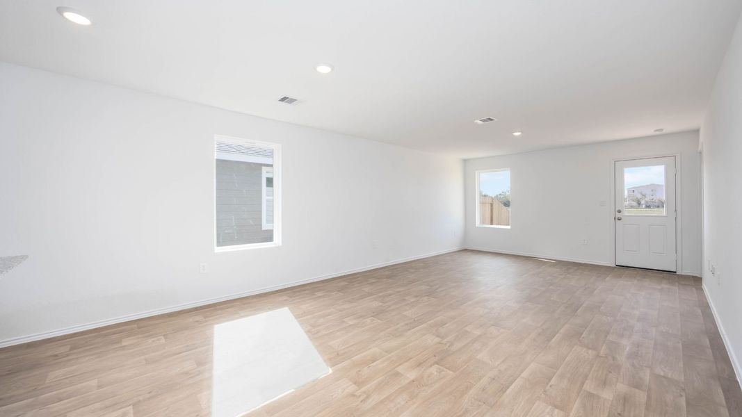 Spacious, unfurnished interior of a new home in Garver Heights, Houston (Image 9).