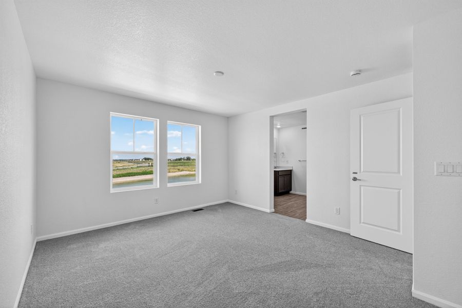 Spacious, unfurnished interior of a new home in Lake Bluff, Greeley (Image 14).