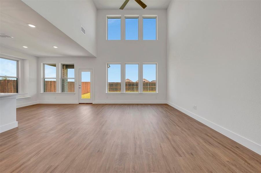 Spacious, unfurnished interior of a new home in Chaparral Park, Oak Point (Image 40).