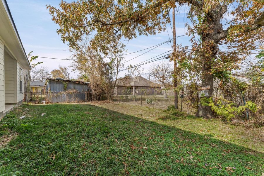 Exterior details and patio area of a home in , Galena Park (Image 4).