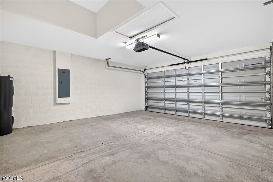Spacious, unfurnished interior of a new home in Cape Coral, Cape Coral (Image 25).
