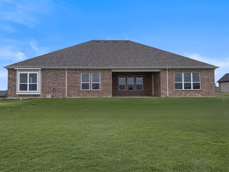 Exterior details and patio area of a home in Calhoun Acres, Azle (Image 4).