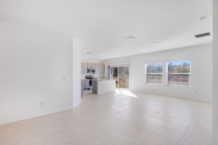 Spacious, unfurnished interior of a new home in Coopers Meadow, Jacksonville (Image 9).