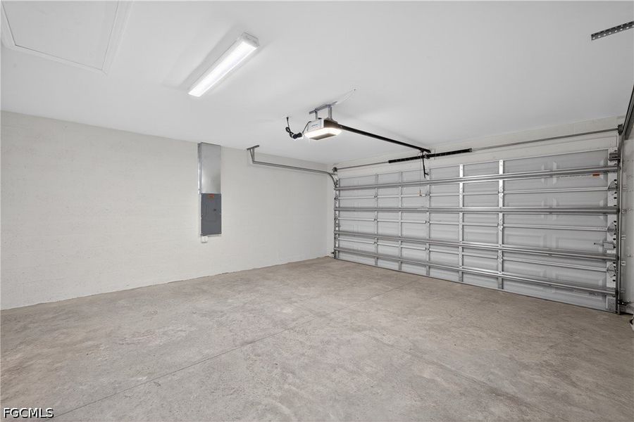 Spacious, unfurnished interior of a new home in Cape Coral, Cape Coral (Image 23).