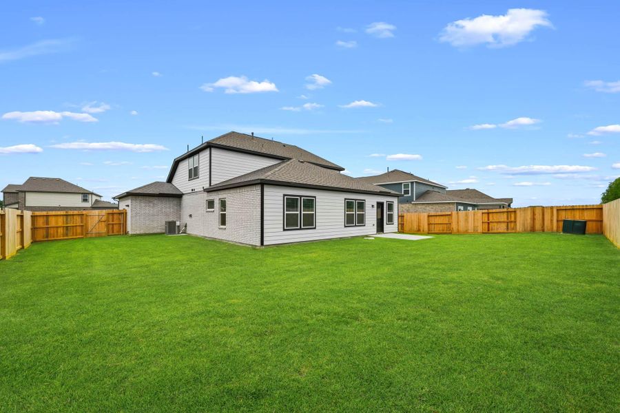 Exterior details and patio area of a home in Country Creek, Mont Belvieu (Image 3).