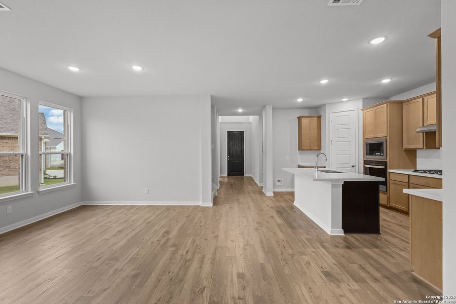 Spacious, unfurnished interior of a new home in Foxbrook, Cibolo (Image 34).