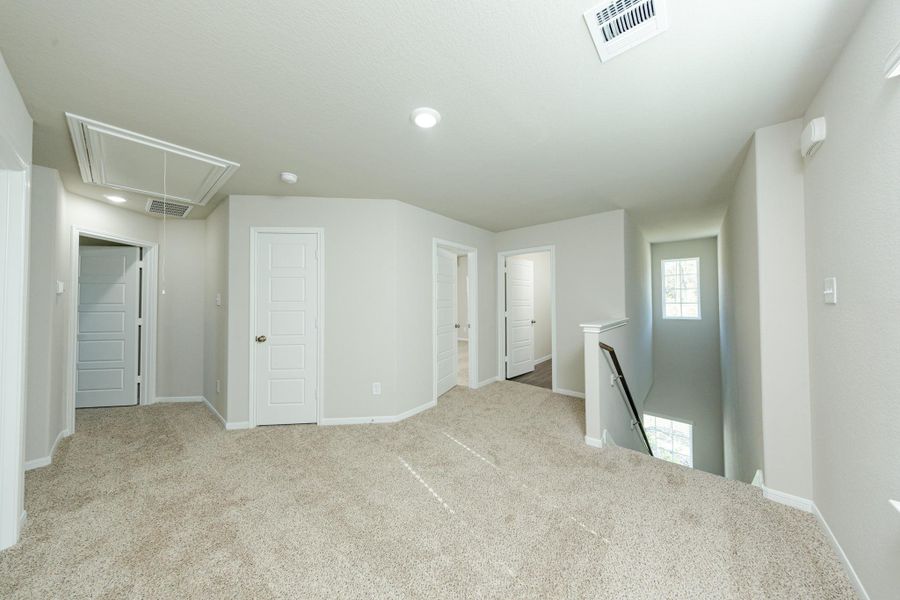 Spacious, unfurnished interior of a new home in Mackenzie Creek, Conroe (Image 12).