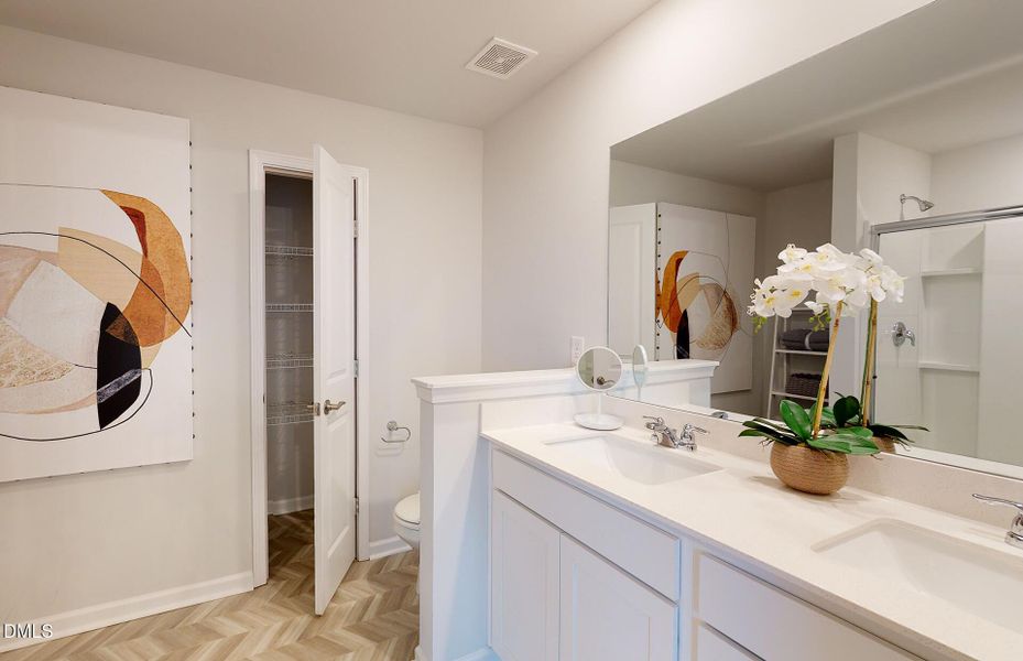 TN CTX RL Rosella INT Owner's Bath 1