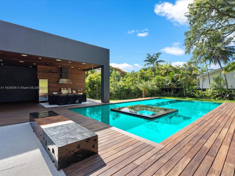 Exterior details and patio area of a home in , Miami (Image 26).