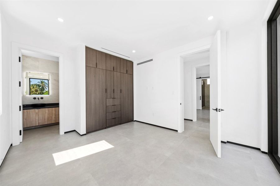 Spacious, unfurnished interior of a new home in , Fort Lauderdale (Image 13).