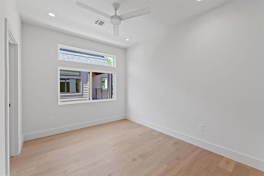 Secondary bedroom.