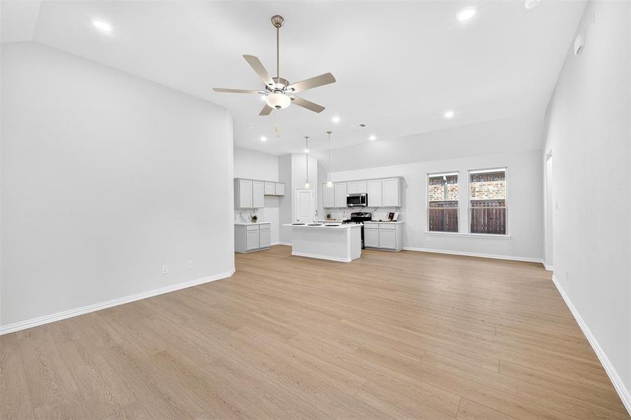 Spacious, unfurnished interior of a new home in Tarrytown, Crowley (Image 20).