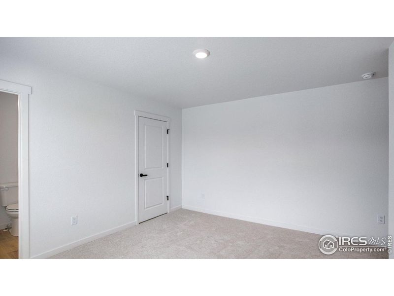 Spacious, unfurnished interior of a new home in Hansen Farm, Fort Collins (Image 30).