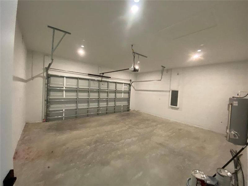 Spacious, unfurnished interior of a new home in , Sebring (Image 22).