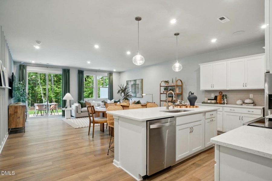 CLT_STS_AuroraModelWOW_kitchen_dining