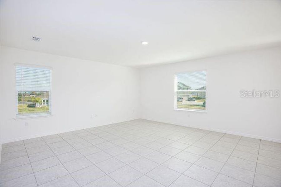 Spacious, unfurnished interior of a new home in Oakhaven Walk, Gainesville (Image 12).