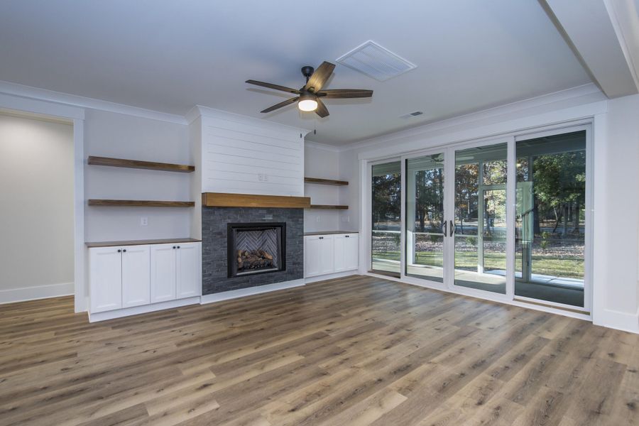 Spacious, unfurnished interior of a new home in , Chapin (Image 25).