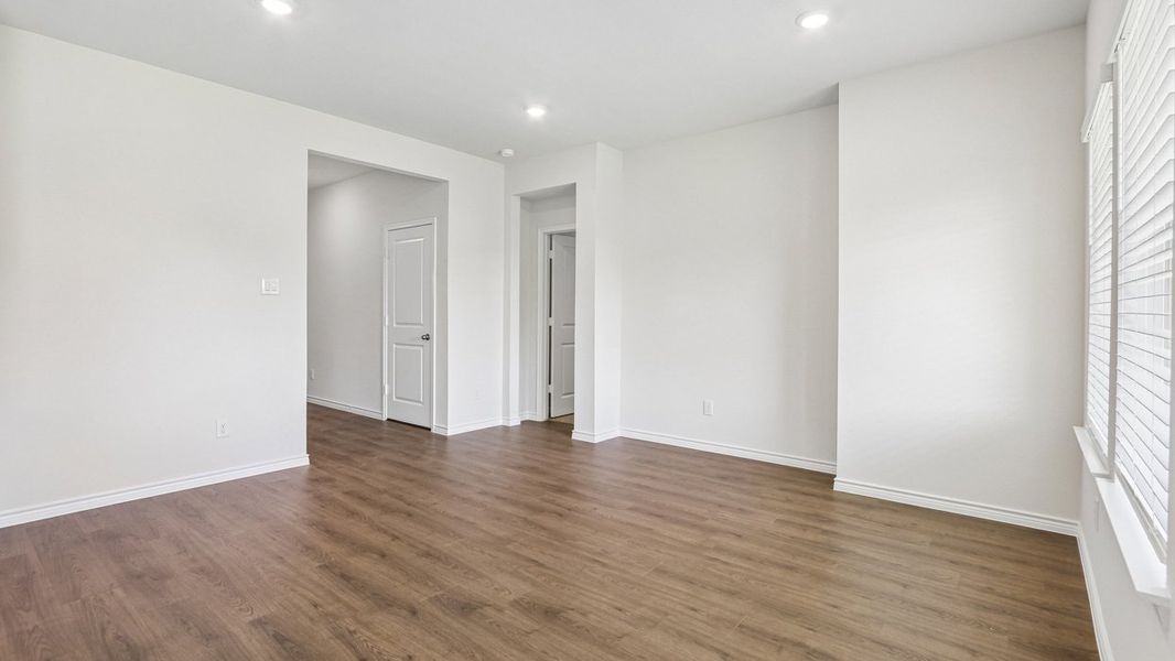 Spacious, unfurnished interior of a new home in Silverado, Aubrey (Image 5).