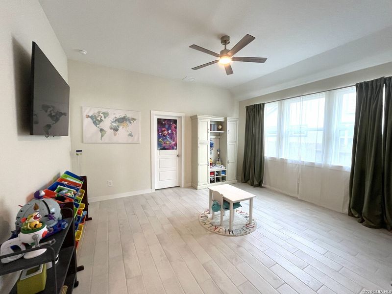 Furnished interior view inside a new home in , Seguin (Image 10).