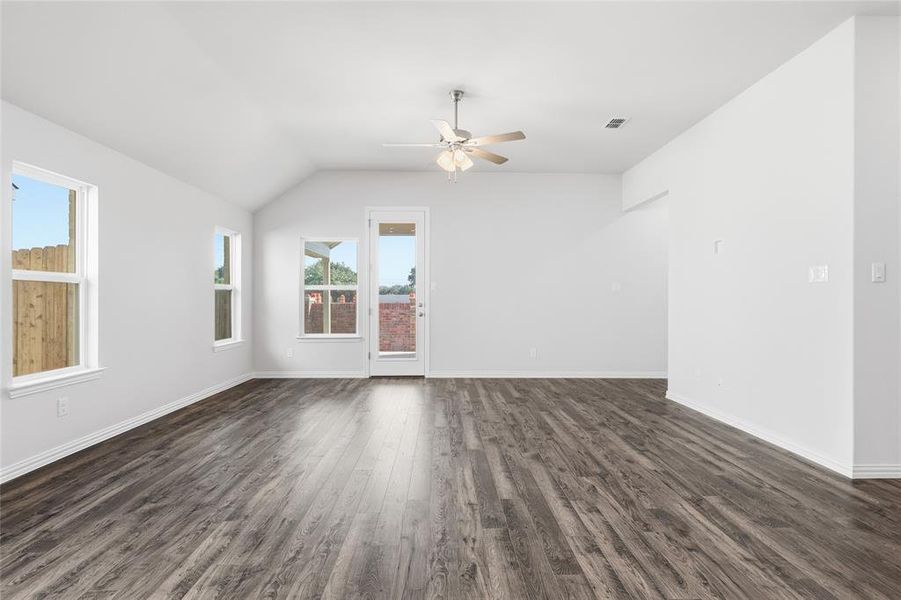 Spacious, unfurnished interior of a new home in Green Oaks Preserve, Arlington (Image 32).