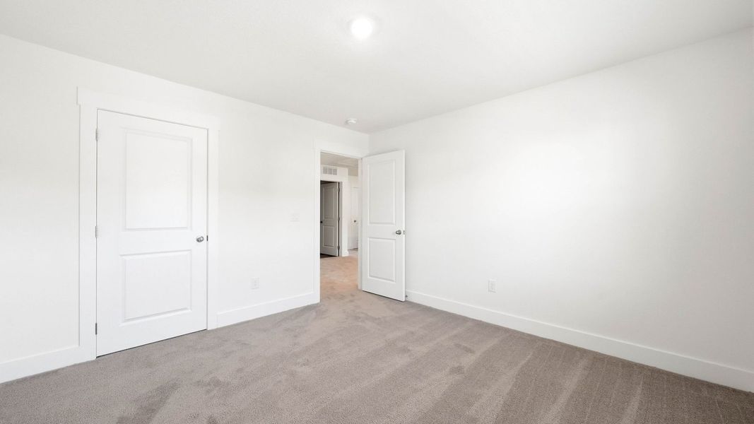 Spacious, unfurnished interior of a new home in Fieldcrest Acres, Blountville (Image 26).