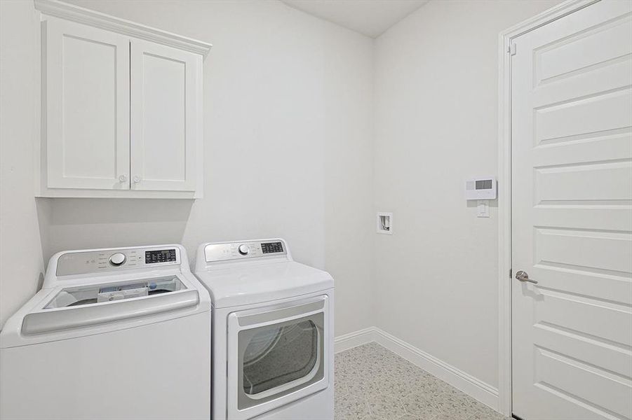 Furnished interior view inside a new home in Oak Creek Ranch, Midlothian (Image 11).