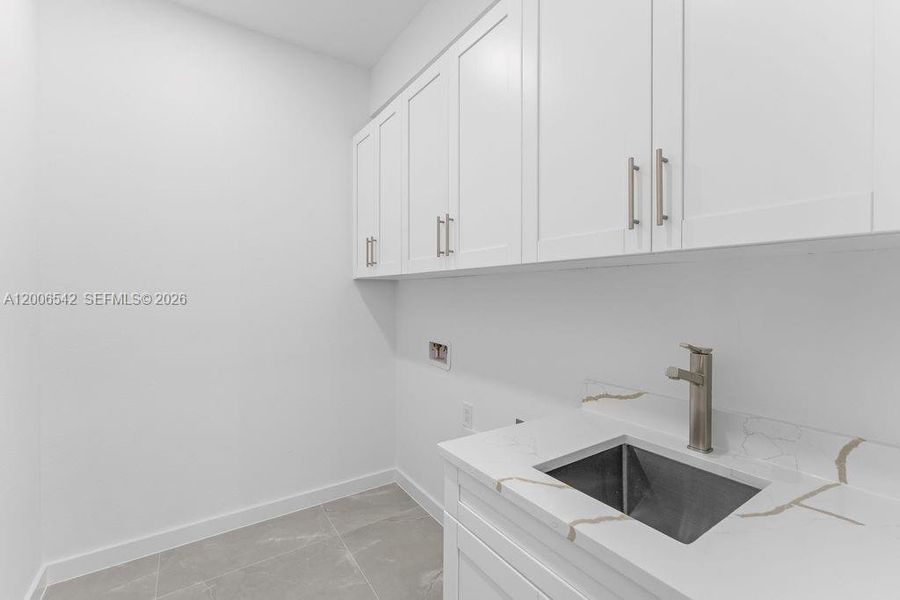 Furnished interior view inside a new home in , Cape Coral (Image 9).