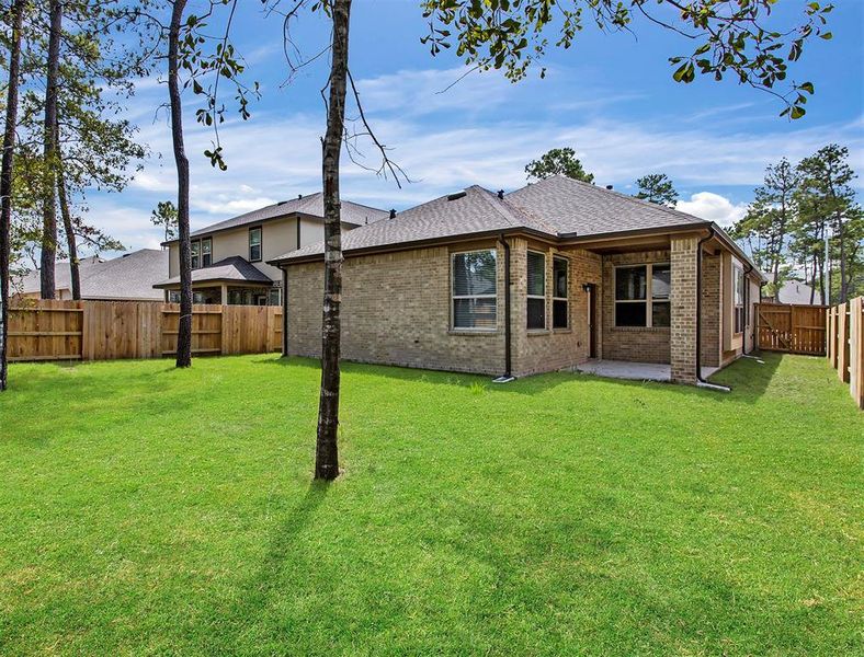 Exterior details and patio area of a home in Wood Leaf Reserve, Tomball (Image 4).
