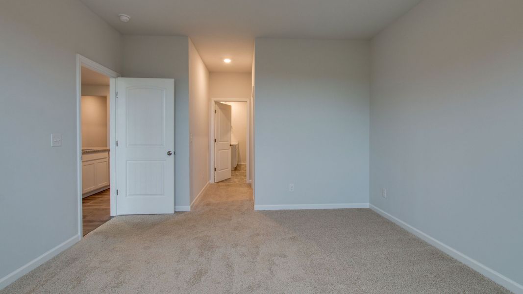 Spacious, unfurnished interior of a new home in Savannah Lakes, Lewisburg (Image 18).