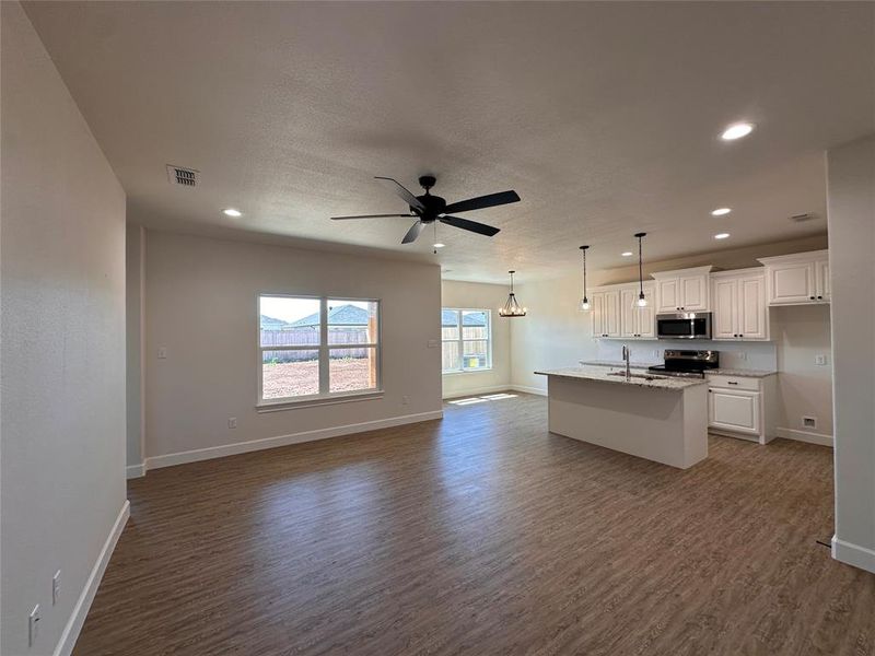 Spacious, unfurnished interior of a new home in , Abilene (Image 8).