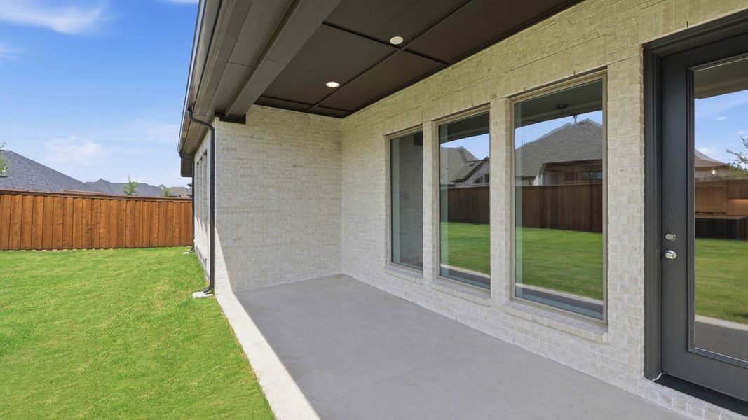 Exterior details and patio area of a home in Myrtle Creek, Waxahachie (Image 4).