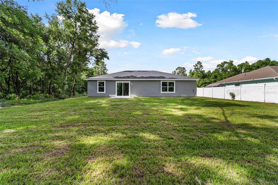 Exterior details and patio area of a home in , Ocklawaha (Image 3).