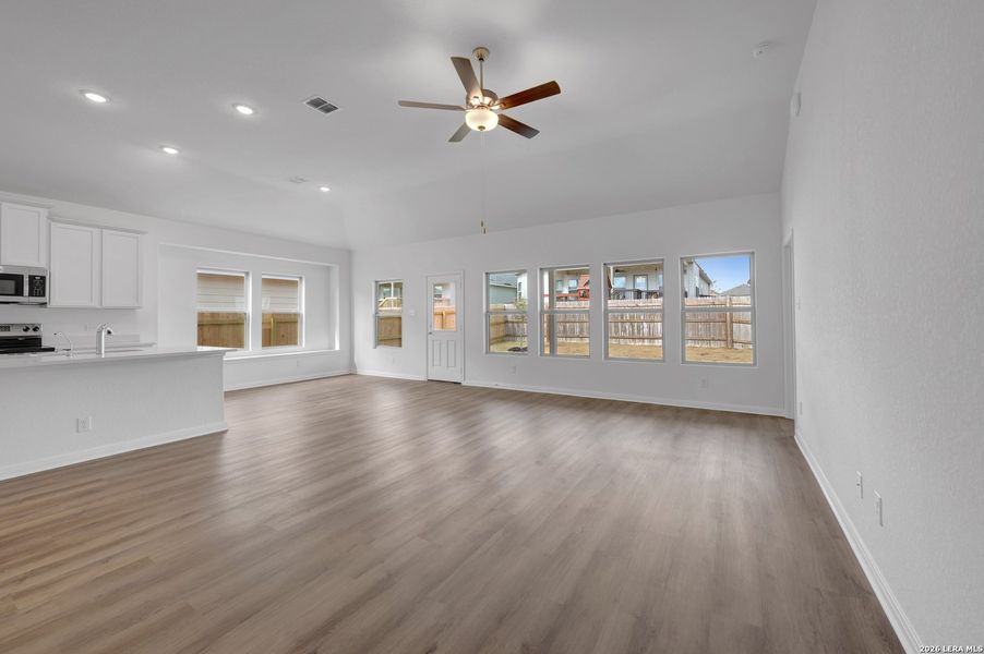 Spacious, unfurnished interior of a new home in Greenspoint Heights, Seguin (Image 38).
