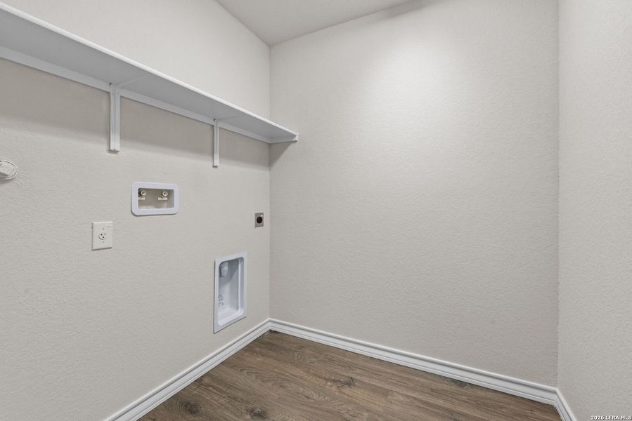 Spacious, unfurnished interior of a new home in Avenida, Converse (Image 17).