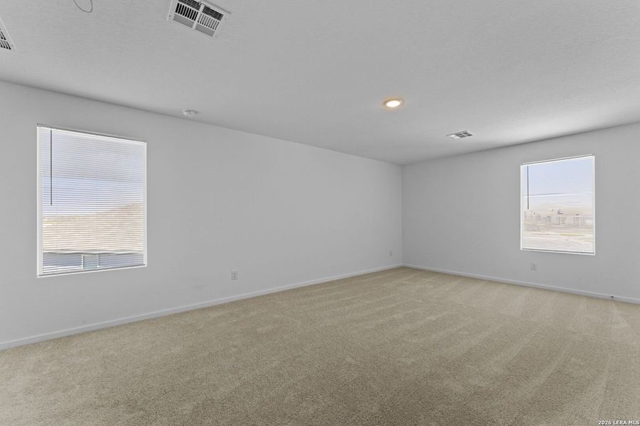 Spacious, unfurnished interior of a new home in Sky Ranch, New Braunfels (Image 17).