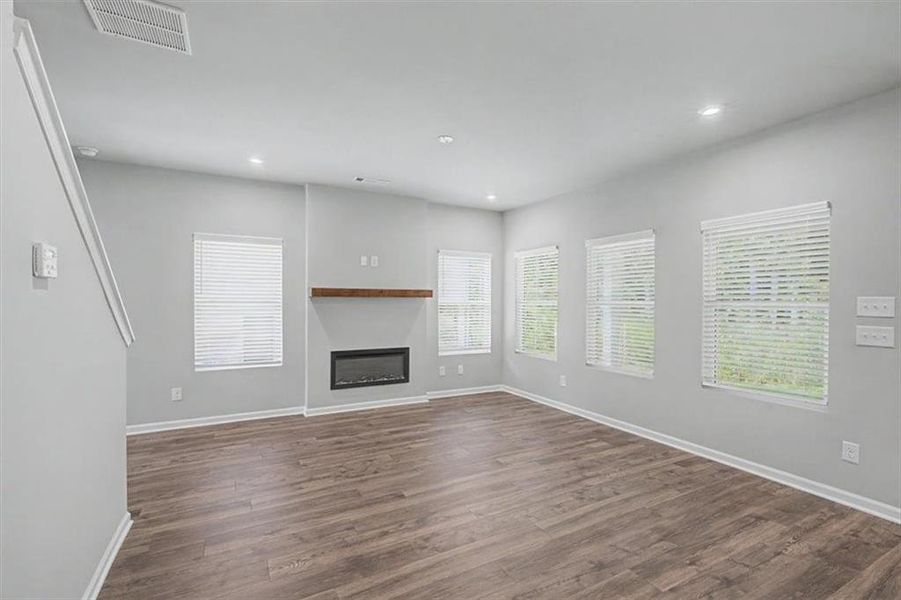 Spacious, unfurnished interior of a new home in Sawmill Creek, Austell (Image 34).