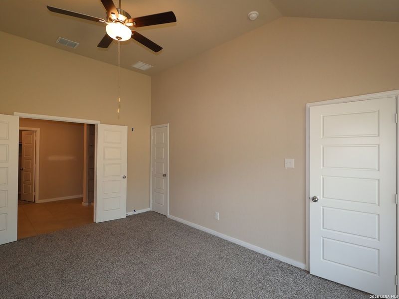 Spacious, unfurnished interior of a new home in Agave, San Antonio (Image 17).
