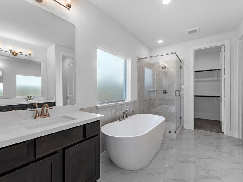 Furnished interior view inside a new home in Sienna, Missouri City (Image 9).