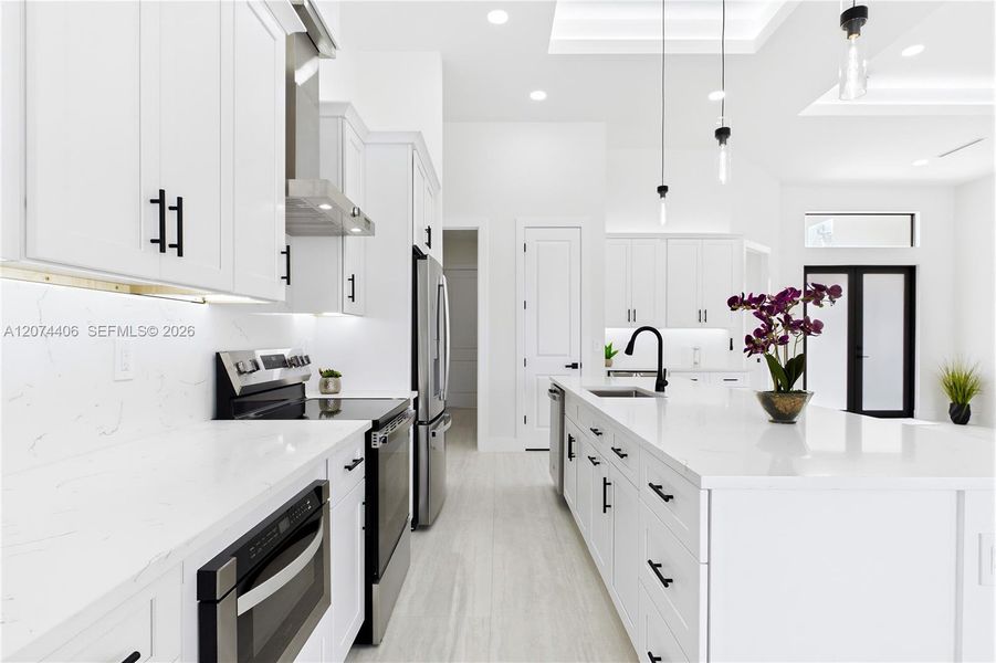 Equipped w/ SS appliances, French-door refrigerator, microwave, smooth-top range, commercial HOOD & dishwasher. Equipped w/ SS appliances, French-door refrigerator, microwave, smooth-top range, commercial HOOD & dishwasher.