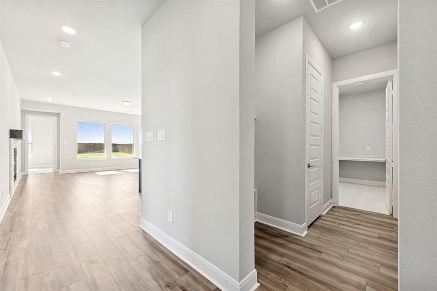 Spacious, unfurnished interior of a new home in Myrtle Creek, Waxahachie (Image 27).