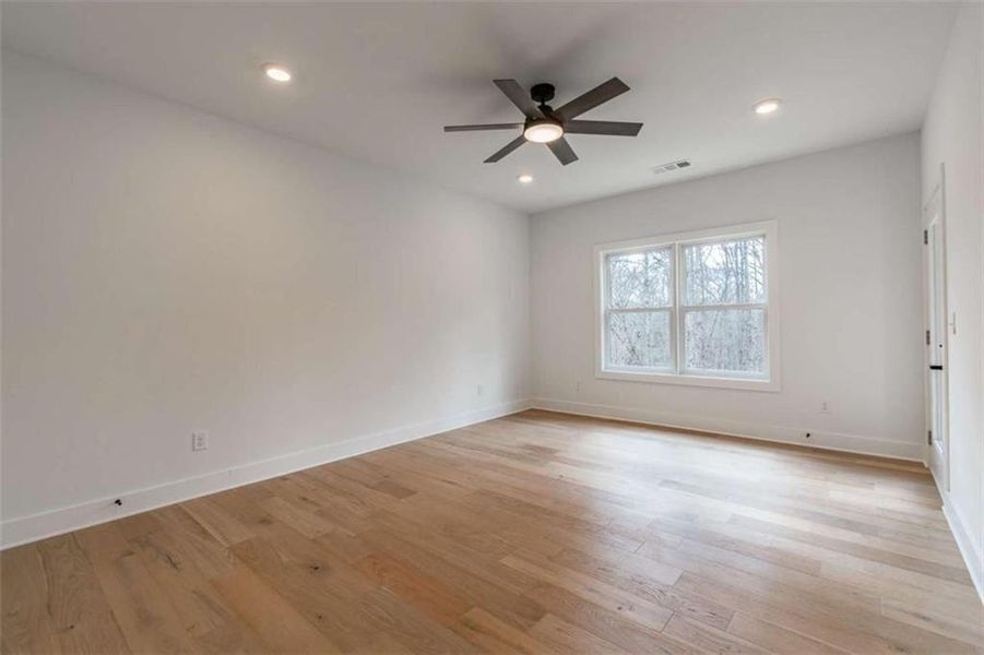 Spacious, unfurnished interior of a new home in , Gainesville (Image 33).