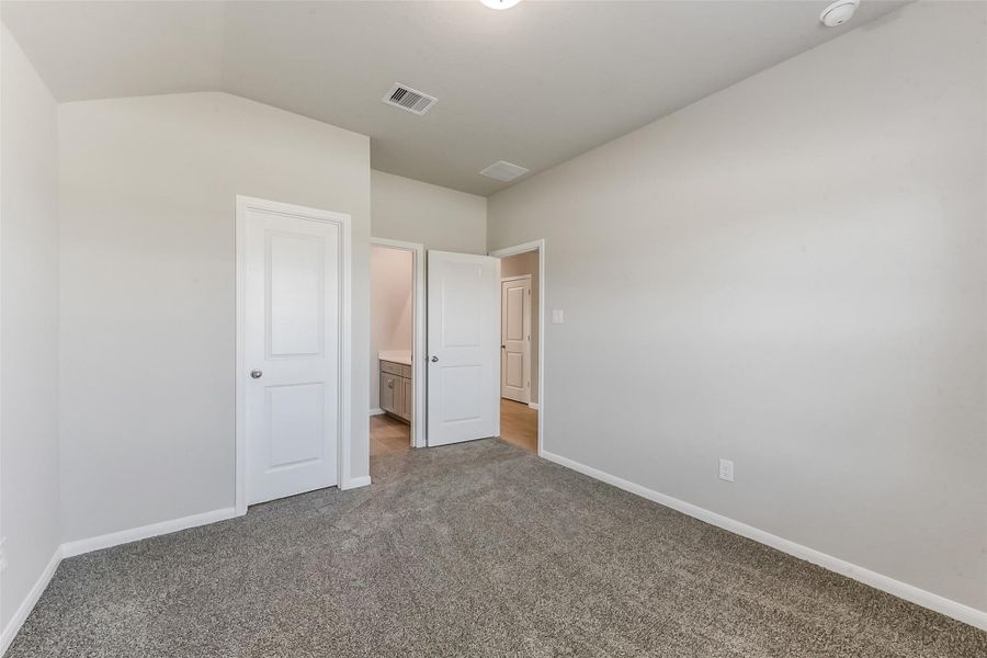 Spacious, unfurnished interior of a new home in Sunrise Cove, Texas City (Image 27).
