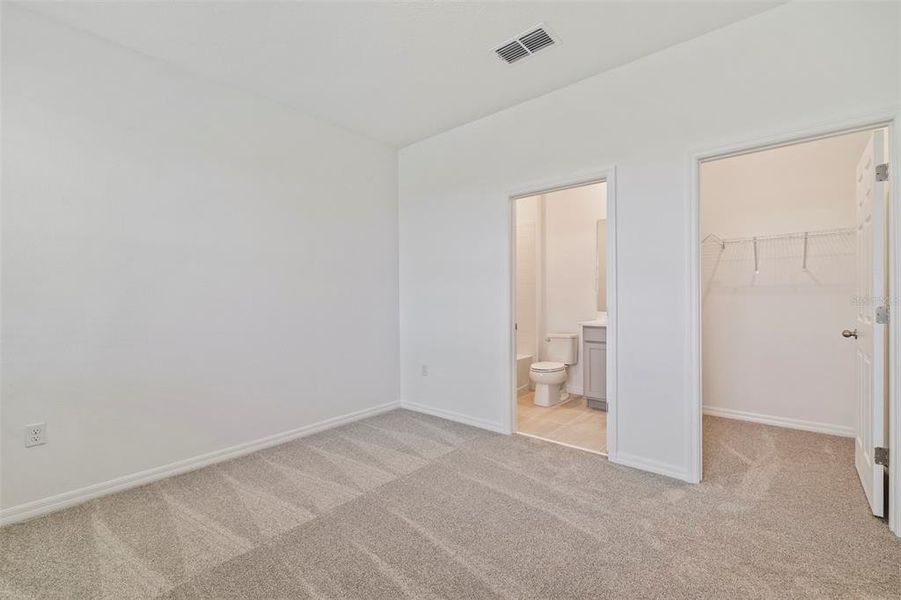 Spacious, unfurnished interior of a new home in Hodges Reserve, Howey-in-the-Hills (Image 9).