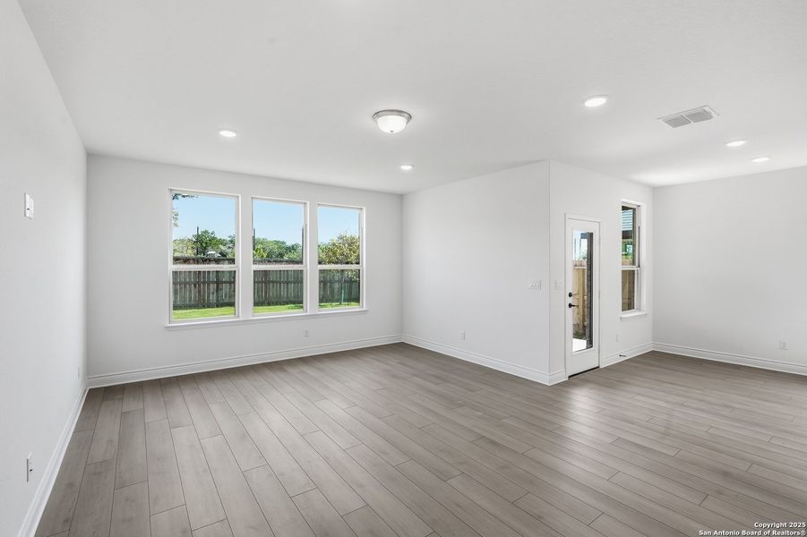 Spacious, unfurnished interior of a new home in Davis Ranch, San Antonio (Image 22).