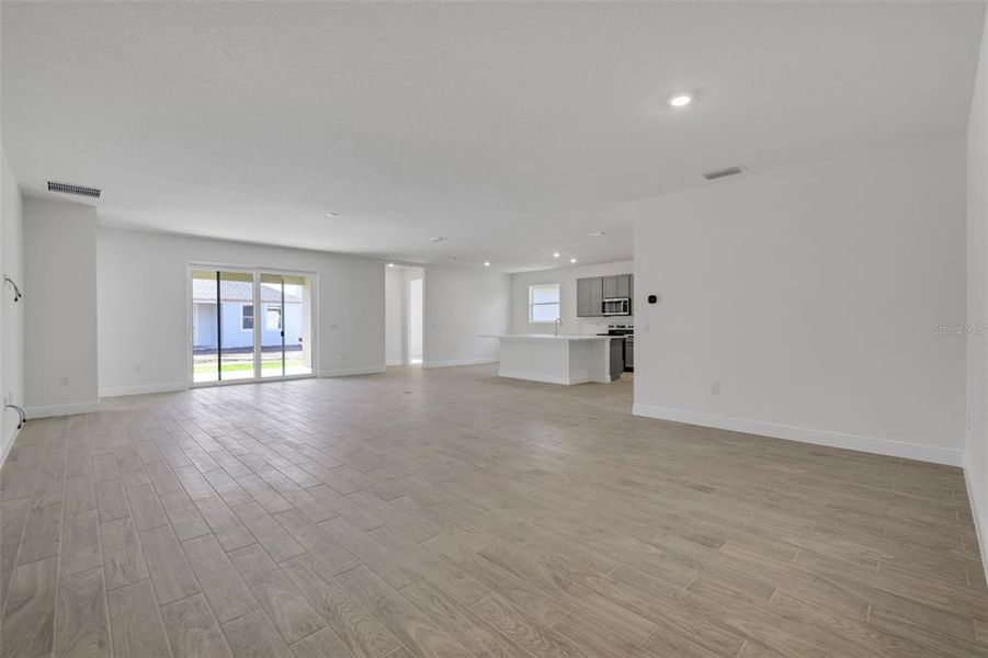 Spacious, unfurnished interior of a new home in Angeline, Land O' Lakes (Image 28).