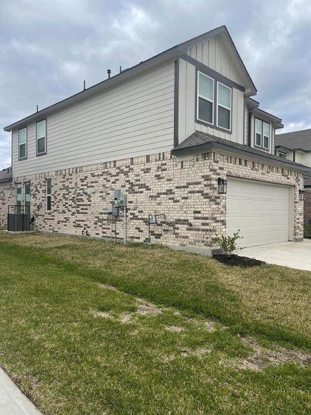 Front exterior of a new home in Huntington Place, Rosharon, TX, highlighting curb appeal (Image 2).