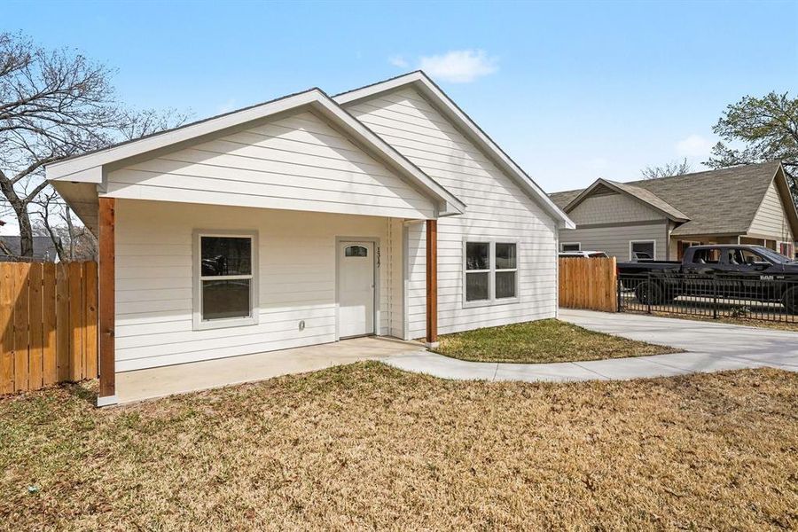 Exterior details and patio area of a home in , Fort Worth (Image 4).